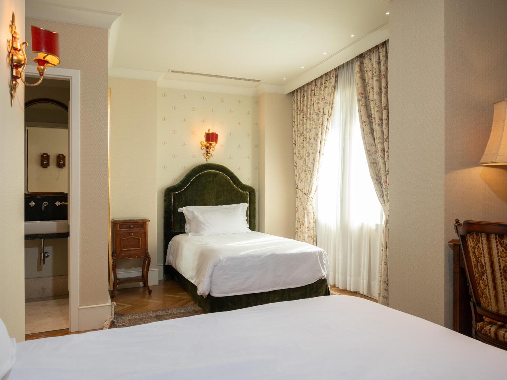 Ebel Boutique Hotel Tirana Exterior photo