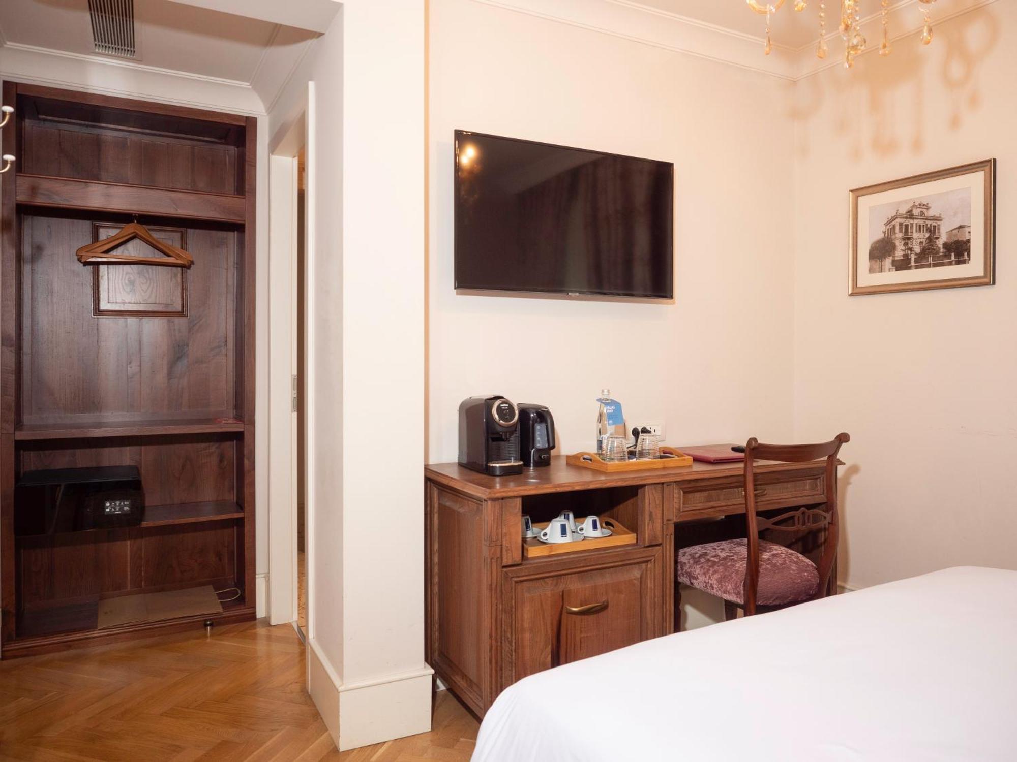 Ebel Boutique Hotel Tirana Exterior photo
